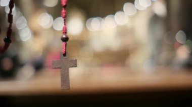 Kilisede haç. Kavram, dua, umut, Tanrım, İsa Mesih. Din ve Tanrı 'ya olan umut ve inanç, farkındalık ve iç huzur.