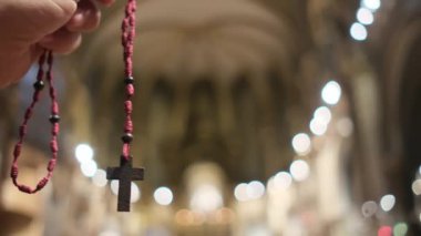 Kilisede haçla dua eden bir kadın. Kavram, dua, umut, Tanrım, İsa Mesih. Din ve Tanrı 'ya olan umut ve inanç, farkındalık ve iç huzur.