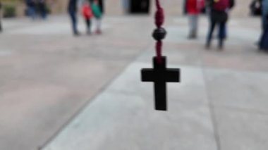 Kilisede haç. Kavram, dua, umut, Tanrım, İsa Mesih. Din ve Tanrı 'ya olan umut ve inanç, farkındalık ve iç huzur.