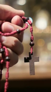 Kilisede haçlı bir kadın. Kavram, dua, umut, Tanrım, İsa Mesih. Din ve Tanrı 'ya olan umut ve inanç, farkındalık ve iç huzur.