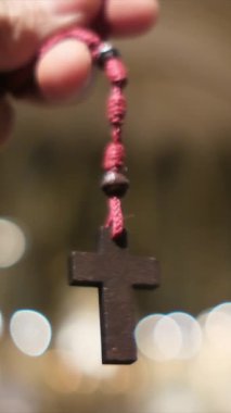 Kilisede haçlı bir kadın. Kavram, dua, umut, Tanrım, İsa Mesih. Din ve Tanrı 'ya olan umut ve inanç, farkındalık ve iç huzur.