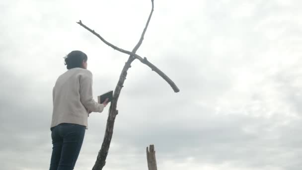 Kobieta Modląca Się Biblią Pobliżu Drewnianego Krzyża Górach — Wideo stockowe