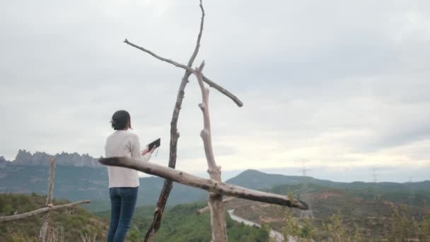 Женщина Молится Возле Деревянных Крестов Горах — стоковое видео