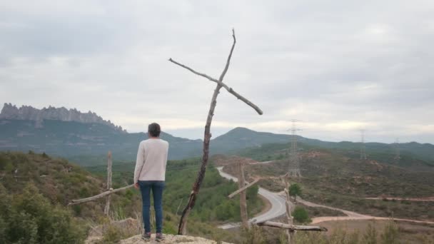 Kobieta Modląca Się Pobliżu Drewnianych Krzyży Górach — Wideo stockowe