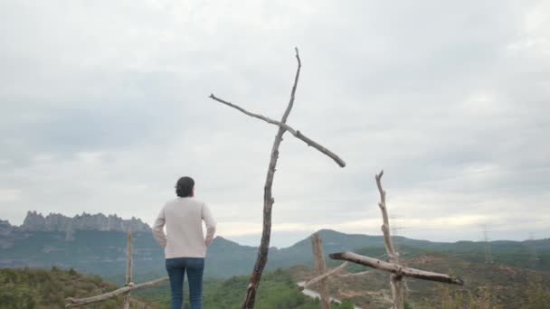Mulher Orando Perto Cruzes Madeira Nas Montanhas — Vídeo de Stock