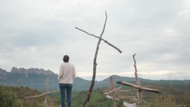 Žena Modlí Blízko Dřevěného Kříže Horách — Stock video