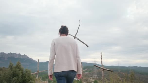 Žena Kráčí Dřevěné Kříže Horách — Stock video