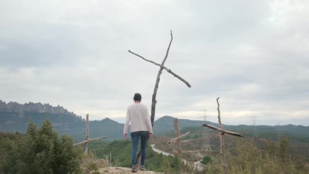 Kobieta Idzie Drewnianych Krzyży Górach — Wideo stockowe