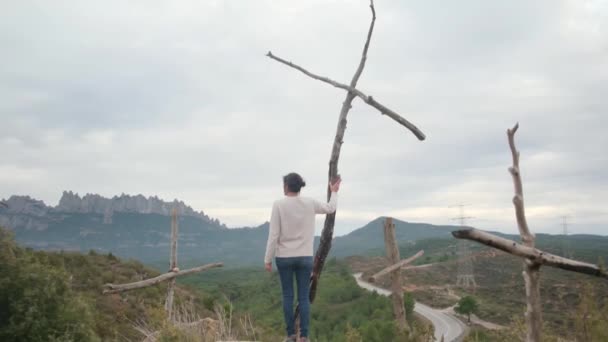 Kobieta Modląca Się Pobliżu Drewnianego Krzyża Górach — Wideo stockowe