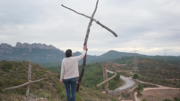 Femme Priant Près Croix Bois Dans Les Montagnes — Video