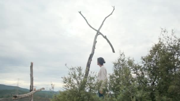 Femme Priant Près Des Croix Bois Dans Les Montagnes — Video