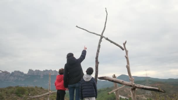 Мать Молится Вместе Перед Большим Крестом Вершине Горы Христианская Семья — стоковое видео
