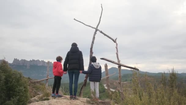 Familia Cerca Cruces Madera Las Montañas — Vídeos de Stock