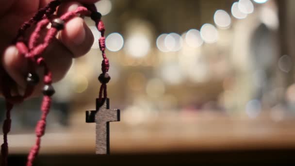 Ruka Člověka Žena Modlící Krucifixem Kostele Koncept Modlitba Naděje Bůh — Stock video