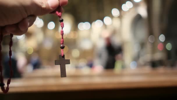 Ręka Człowieka Kobieta Modląca Się Krzyżykiem Kościele Koncepcja Modlitwa Nadzieja — Wideo stockowe