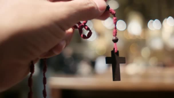 Hand Einer Person Frau Die Der Kirche Mit Kruzifix Betet — Stockvideo