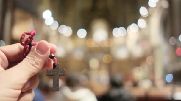 一个人的手 一个女人在教堂用十字架祈祷 耶稣基督 对宗教和神的希望和信仰 对心灵的专注和内心的平静 — 图库视频影像