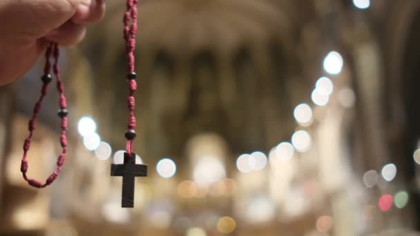 사람의 교회에서 십자가에 박히심으로 기도하는 그리스도 종교와 마음챙김과 내면의 평화에 — 비디오