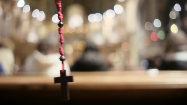 在教堂里钉十字架概念 耶稣基督 对宗教和神的希望和信仰 对心灵的专注和内心的平静 — 图库视频影像