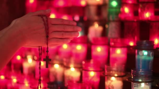 Ruce Člověka Ženy Modlící Krucifixem Kostele Před Svíčkami Koncept Modlitba — Stock video
