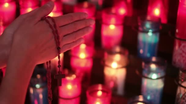 Ręce Osoby Kobieta Modląca Się Krzyżykiem Kościele Przed Świecami Koncepcja — Wideo stockowe