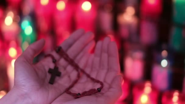 Manos Una Persona Mujer Rezando Con Crucifijo Iglesia Delante Las — Vídeo de stock