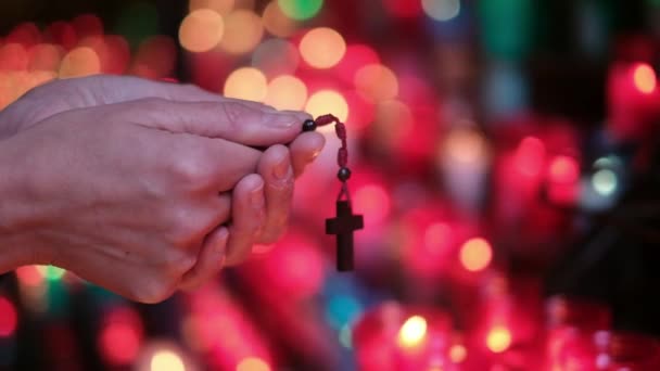 Hände Einer Person Eine Betende Frau Mit Kruzifix Der Kirche — Stockvideo