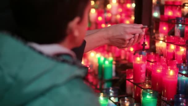 Χέρια Ανθρώπου Γυναίκα Προσεύχεται Σταυρό Στην Εκκλησία Μπροστά Κεριά Έννοια — Αρχείο Βίντεο