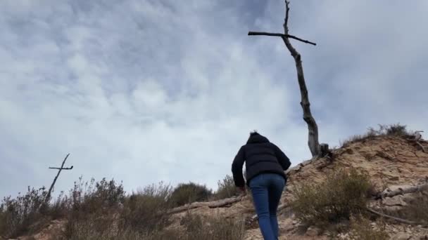 Žena Kráčí Dřevěné Kříže Horách — Stock video