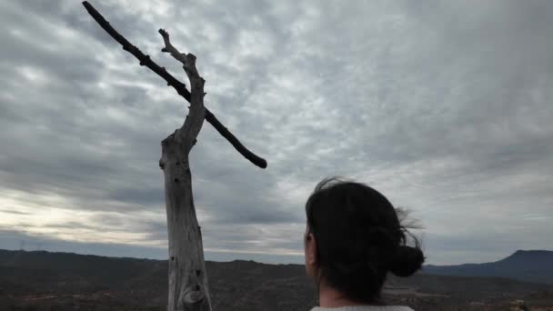 Mulher Orando Perto Cruz Madeira Nas Montanhas — Vídeo de Stock