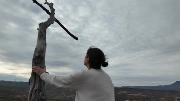 Женщина Молится Возле Деревянного Креста Горах — стоковое видео