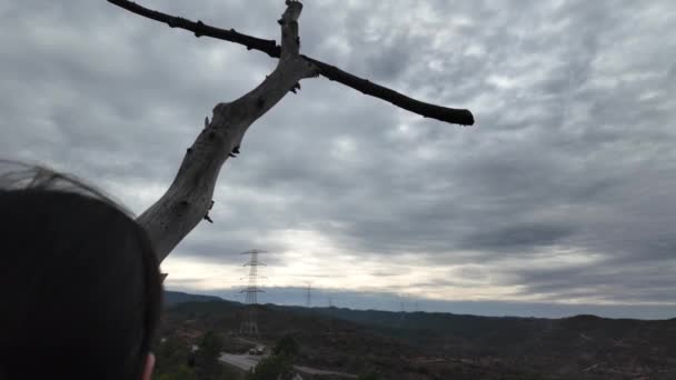 Женщина Молится Возле Деревянного Креста Горах — стоковое видео