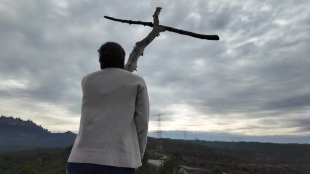 Kobieta Modląca Się Pobliżu Drewnianego Krzyża Górach — Wideo stockowe