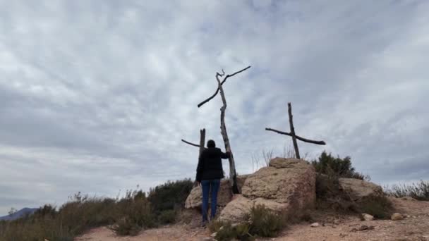 Kobieta Modląca Się Pobliżu Drewnianych Krzyży Górach — Wideo stockowe