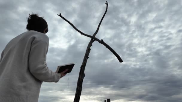 Donna Che Prega Vicino Alla Croce Legno Montagna — Video Stock