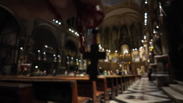 教会で十字架につけられた女性 コンセプト イエスキリスト 宗教と神への希望と信仰 マインドフルネスと内なる平和 — ストック動画