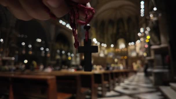 Kobieta Krzyżem Kościele Koncepcja Modlitwa Nadzieja Bóg Jezus Chrystus Nadzieja — Wideo stockowe