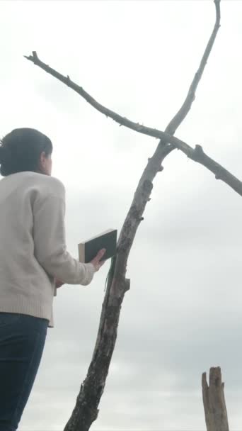 Mujer Rezando Cerca Cruz Madera Las Montañas — Vídeos de Stock