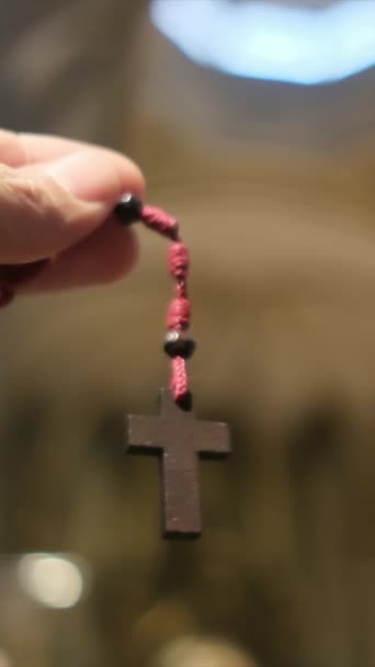 Mulher Com Crucifixo Igreja Conceito Oração Esperança Deus Jesus Cristo — Vídeo de Stock