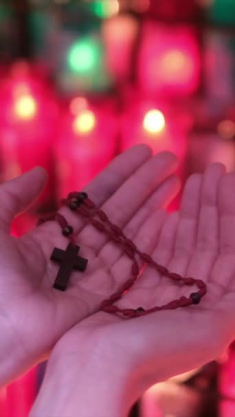 Händerna Person Kvinna Som Ber Med Krucifix Kyrkan Framför Ljus — Stockvideo