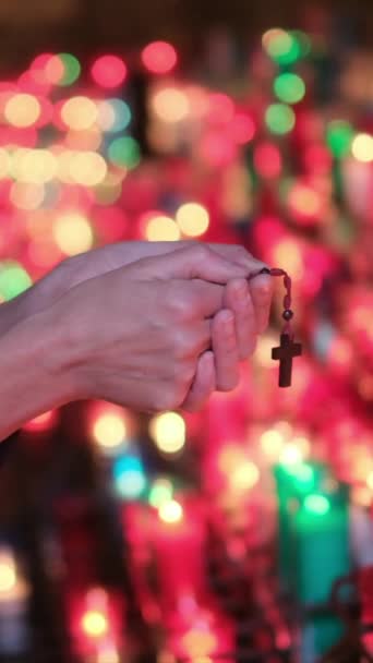 Χέρια Ανθρώπου Γυναίκα Προσεύχεται Σταυρό Στην Εκκλησία Μπροστά Κεριά Έννοια — Αρχείο Βίντεο