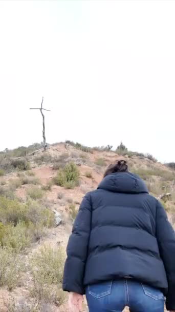 Mulher Caminhando Para Cruz Madeira Nas Montanhas — Vídeo de Stock