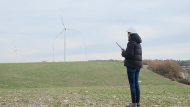 Woman Engineer Tablet Computer Working Countryside Wind Turbines — Stockvideo