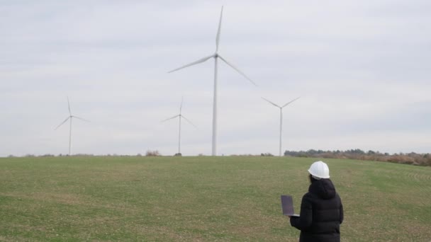 Woman Engineer Laptop Computer Working Countryside Wind Turbines — Vídeo de Stock