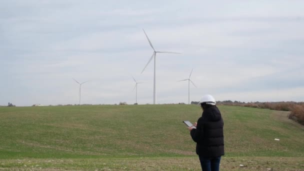Woman Engineer Computer Working Countryside Wind Turbines — Stock videók