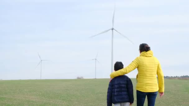 Mãe Com Filho Campo Olhando Para Turbinas Eólicas Conceito Ecologia — Vídeo de Stock