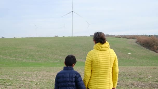 Matka Synem Wsi Patrząc Turbiny Wiatrowe Koncepcja Ekologii — Wideo stockowe