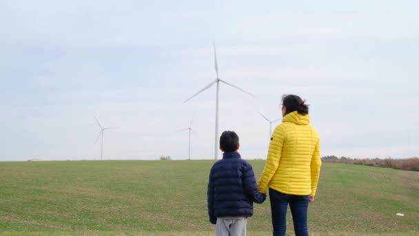 Madre Con Hijo Campo Mirando Turbinas Eólicas Concepto Ecología — Vídeo de stock