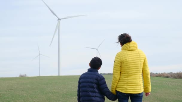 Madre Con Hijo Campo Mirando Turbinas Eólicas Concepto Ecología — Vídeos de Stock