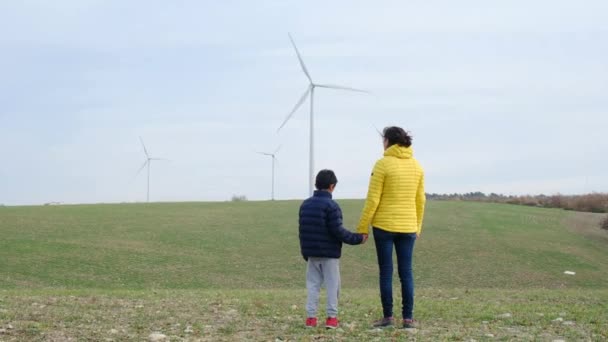 Madre Con Figlio Campagna Guardando Turbine Eoliche Concetto Ecologia — Video Stock
